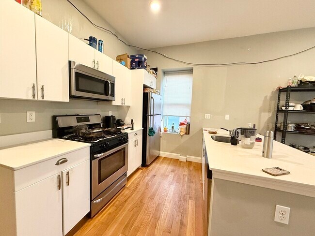 301-305-305 Dudley St