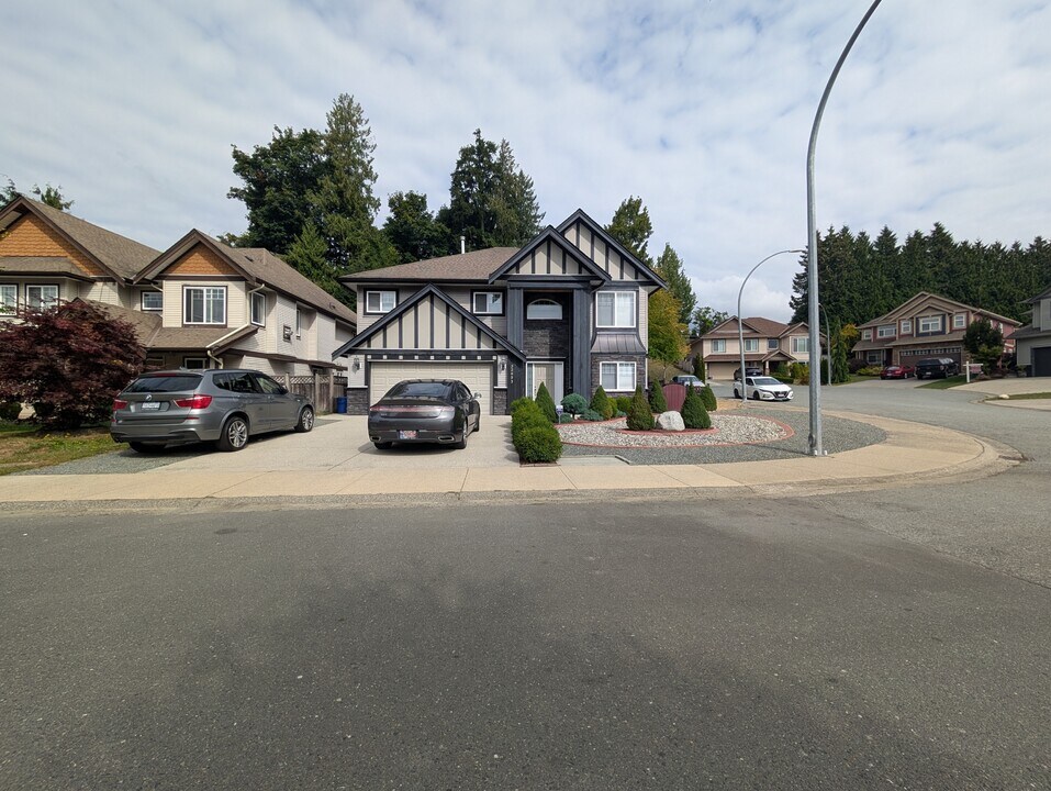 33495 Abercrombie Pl in Mission, BC - Building Photo