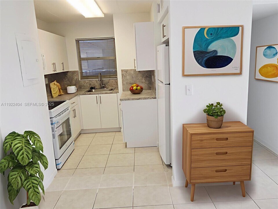 8821 W Flagler St in Miami, FL - Building Photo