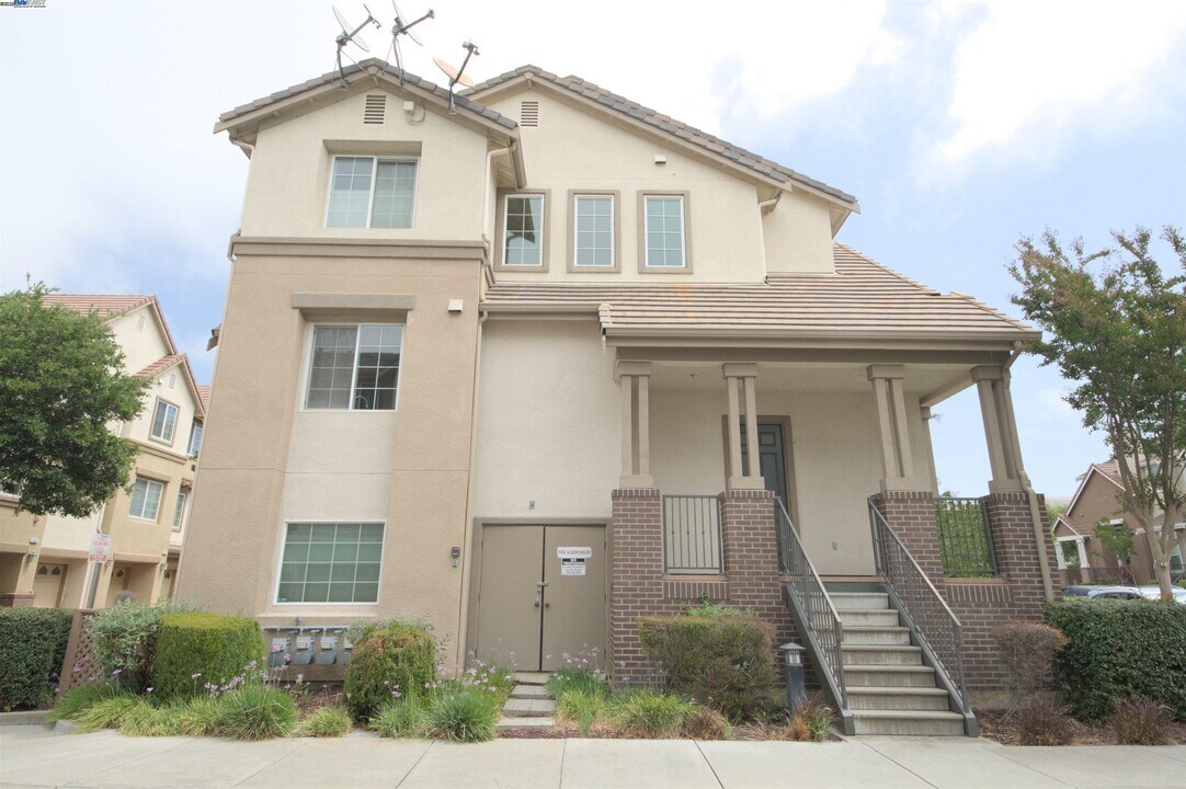 1067 Green St in Union City, CA - Building Photo