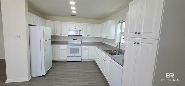 9090 Bay Pnes Rd in Elberta, AL - Building Photo - Building Photo