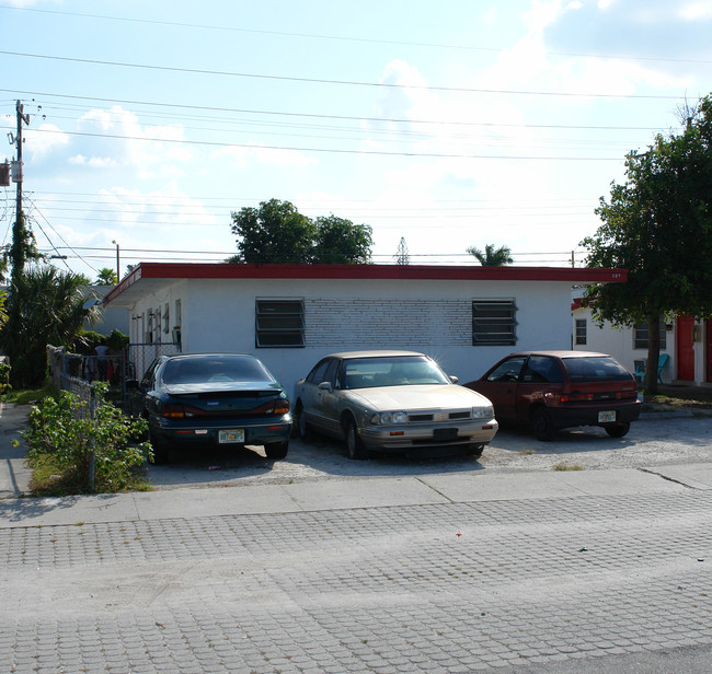 309-313 Phippen-waiters Rd in Dania, FL - Building Photo - Building Photo