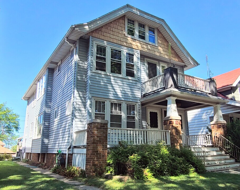 2761 S Quincy Ave in Milwaukee, WI - Building Photo