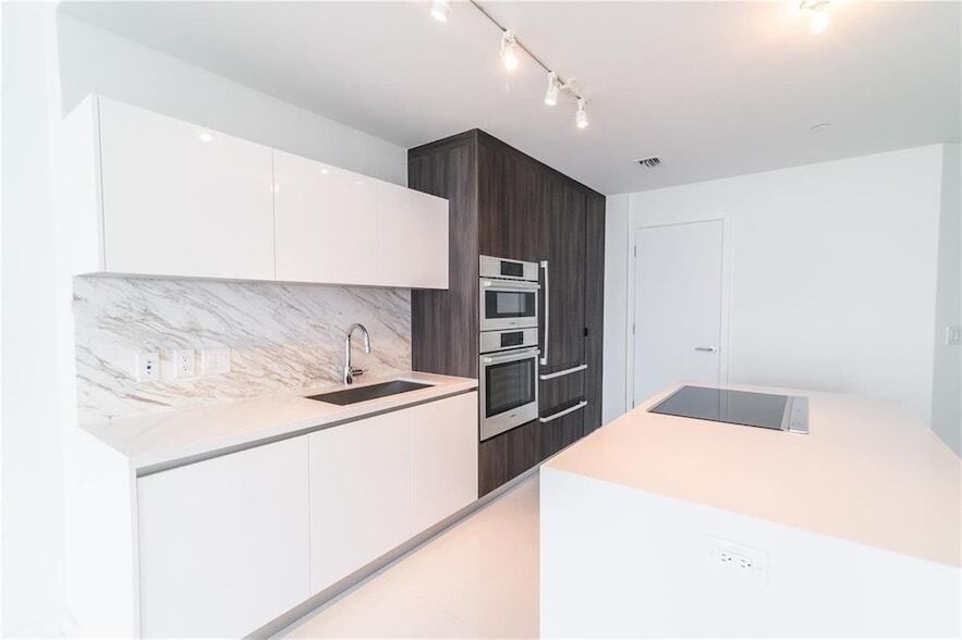 851 NE 1st Ave, Unit 3500 in Miami, FL - Building Photo