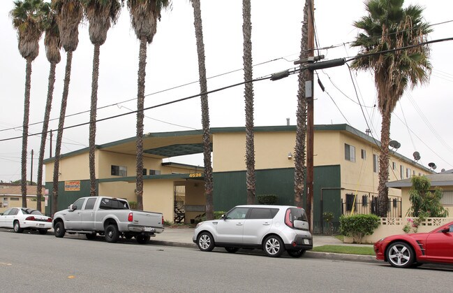 4526 Santa Ana St in Bell Gardens, CA - Foto de edificio - Building Photo