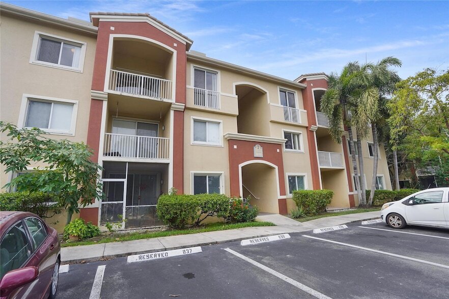 7085 Nova Dr, Unit 319 in Davie, FL - Building Photo