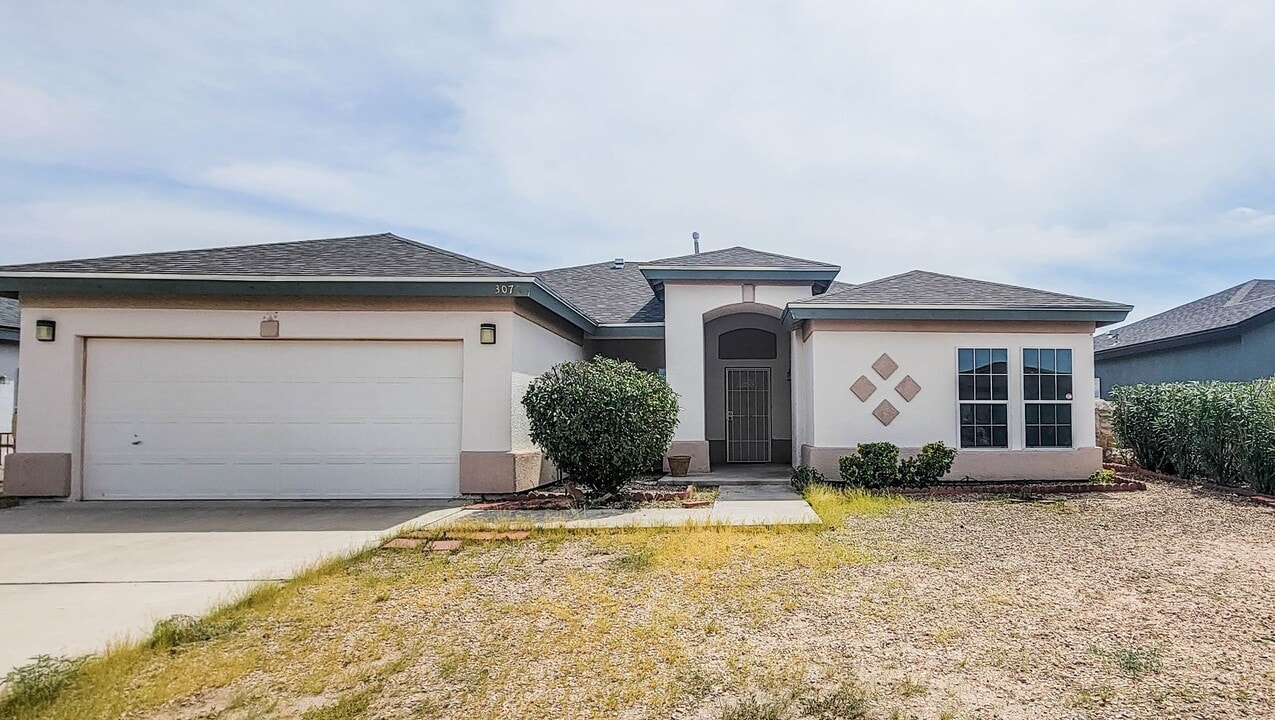 3078 Bariloche Dr in Anthony, TX - Foto de edificio