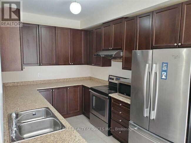 16 Swancreek Ct in Brampton, ON - Building Photo - Building Photo