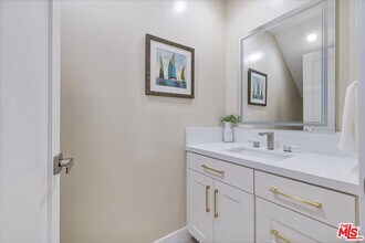 5413 1/2 Homeside Ave in Los Angeles, CA - Building Photo - Building Photo
