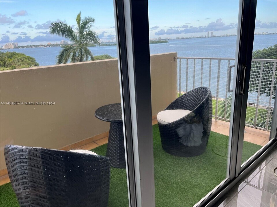 880 NE 69th St, Unit 1001 in Miami, FL - Foto de edificio