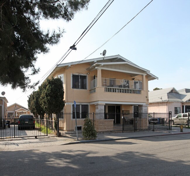 220-222 1/2 E Maplel Ave in Los Angeles, CA - Foto de edificio - Building Photo