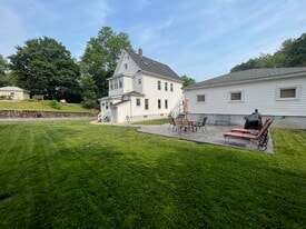 53 Woodbine St, Unit Unit 1 in Naugatuck, CT - Building Photo