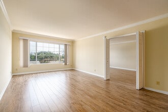 400 N Hollywood Way in Burbank, CA - Building Photo - Interior Photo