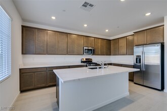 405 Isla Enclave Wy in Henderson, NV - Building Photo - Building Photo