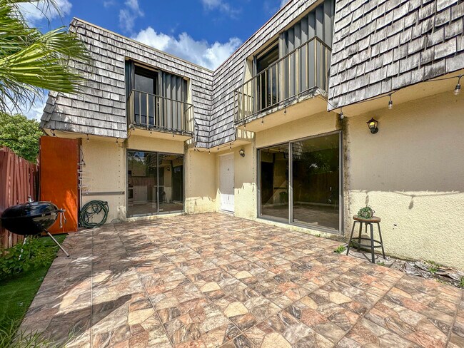 166 Lake Arbor Dr in Palm Springs, FL - Building Photo - Building Photo