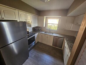 3275 NW 44th St in Oakland Park, FL - Building Photo - Building Photo