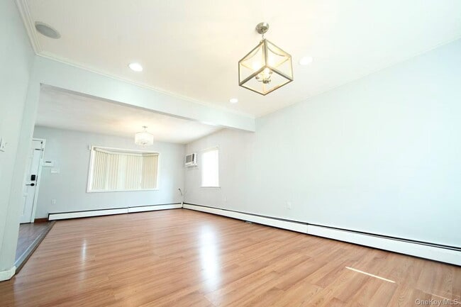 32 Needle Ln in Levittown, NY - Building Photo - Building Photo