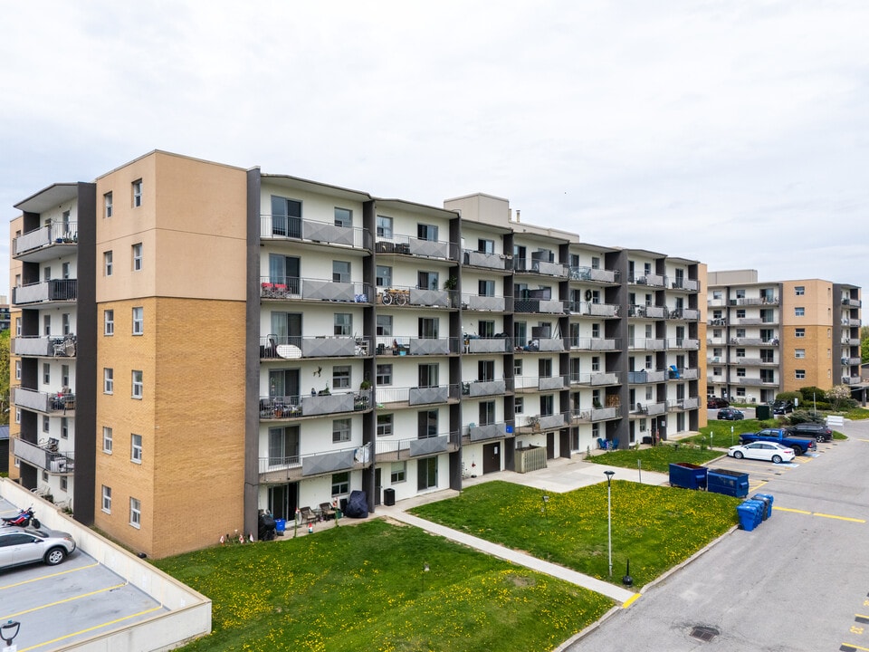 Lynden Gate Estates in Brantford, ON - Building Photo
