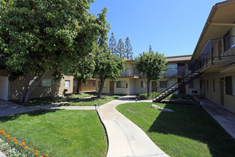 City Plaza in Garden Grove, CA - Foto de edificio - Building Photo