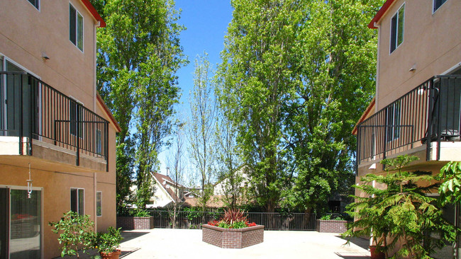 Berkeley Apartments - Renaissance Villas in Berkeley, CA - Building Photo - Building Photo