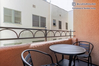 345 Cloverdale Ave in Los Angeles, CA - Building Photo - Building Photo