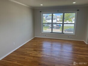 28 Sunset Dr in Woodbridge Township, NJ - Building Photo - Building Photo
