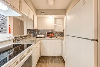 7900 Westheimer Rd, Unit 232 in Houston, TX - Foto de edificio - Building Photo