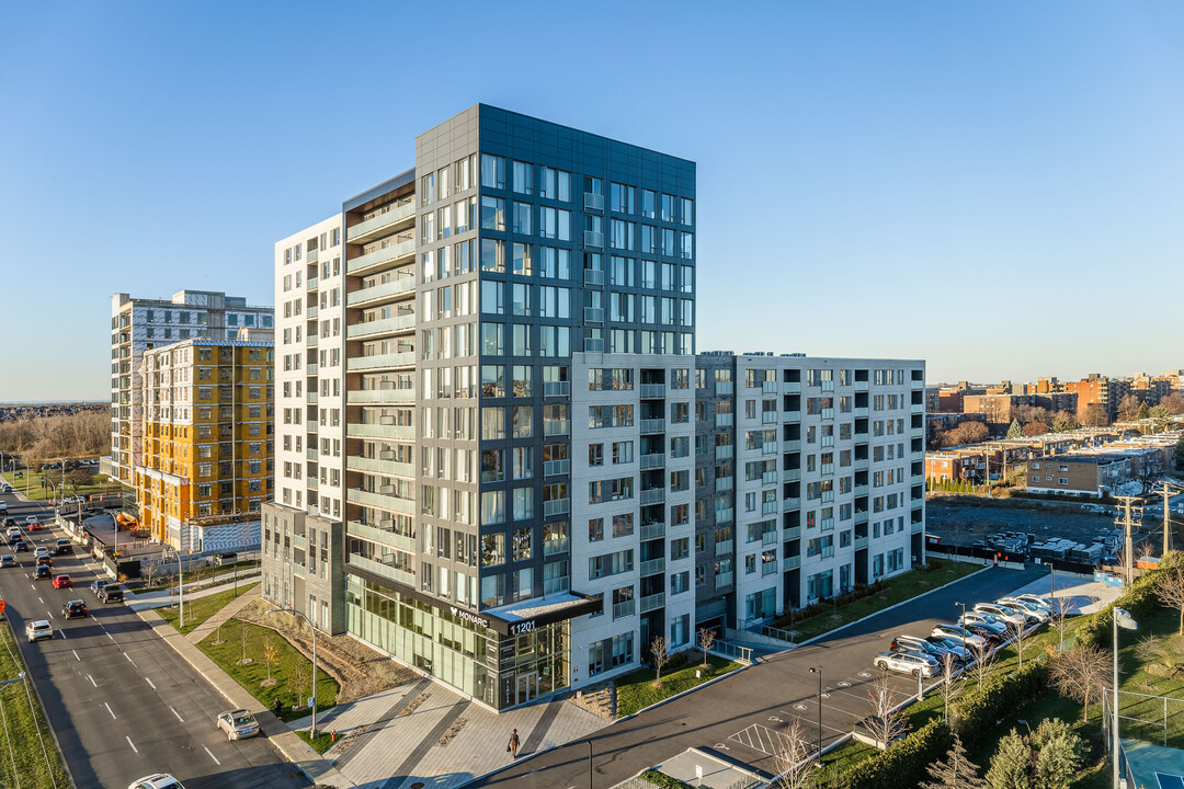 11201 Cavendish Boul in Montréal, QC - Building Photo