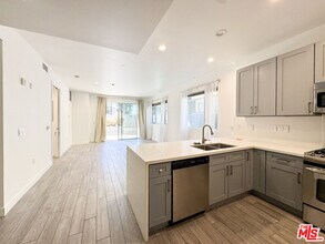 6001 Carlton Way in Los Angeles, CA - Building Photo - Building Photo