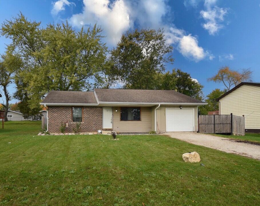 1107 Hilltop Blvd in McHenry, IL - Building Photo