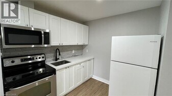 69 E Main St in Welland, ON - Building Photo