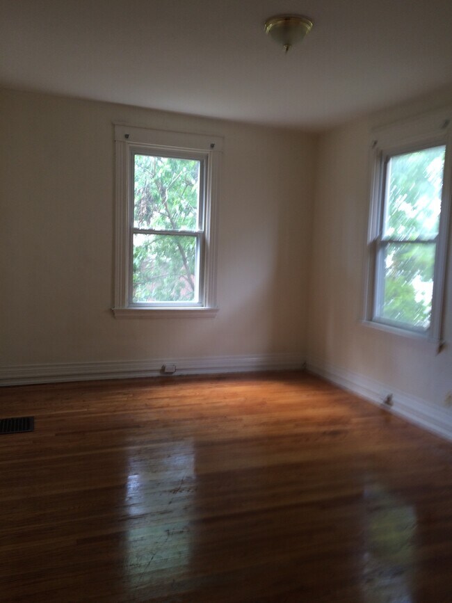 217 Bosley St, Unit Apt 2 in Cincinnati, OH - Foto de edificio - Building Photo