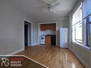 737 W Belmont Ave, Unit 214-RA in Chicago, IL - Building Photo - Building Photo