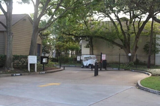 10047 Westpark Dr, Unit 46 in Houston, TX - Building Photo - Building Photo