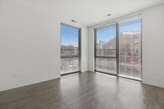 830 N Milwaukee Ave, Unit 312 in Chicago, IL - Foto de edificio - Building Photo