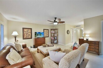 288 4th St S in Naples, FL - Foto de edificio - Building Photo
