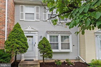 8113 Loving Forest Ct in Springfield, VA - Building Photo - Building Photo