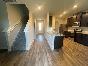 312 Lone Wolf Trl in Fort Worth, TX - Building Photo - Building Photo