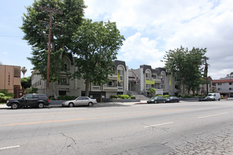 Bentley Court Apartments in Van Nuys, CA - Building Photo - Building Photo