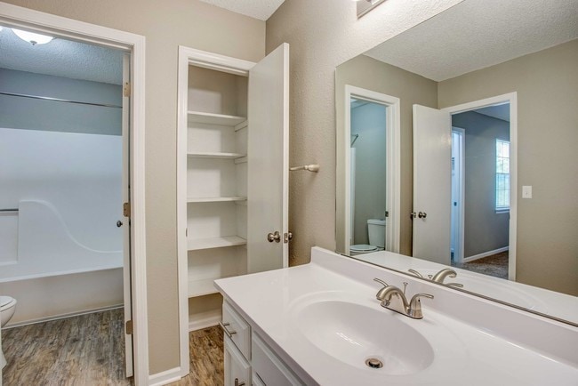 Brookwood Village Townhomes in Blue Springs, MO - Foto de edificio - Building Photo