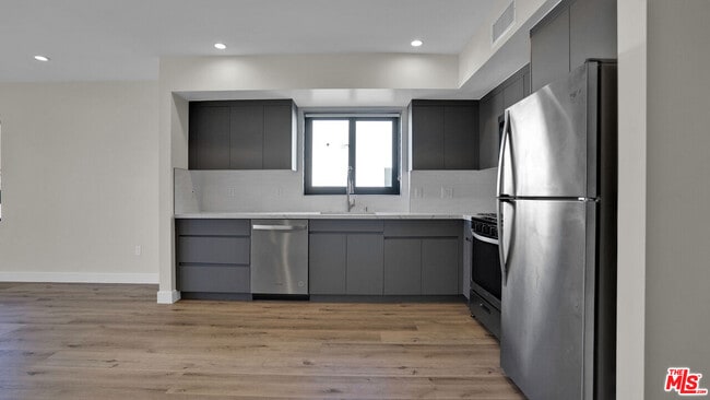 property at 846 S Mariposa Ave