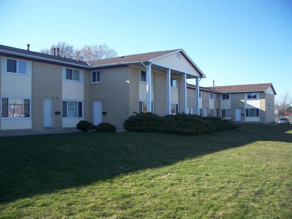 CONTINENTAL TOWNHOMES in Sarnia, ON - Building Photo