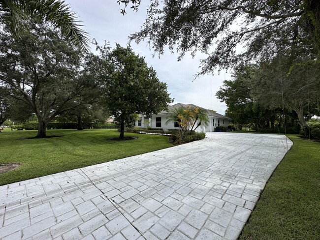 5704 Lago Del Sol Dr in Wellington, FL - Building Photo - Building Photo