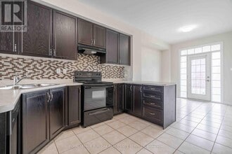 7248 Triumph Ln in Mississauga, ON - Building Photo - Building Photo