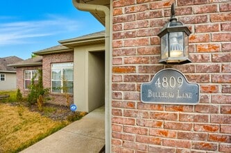 4809 Bullhead Ln in Columbia, MO - Foto de edificio - Building Photo
