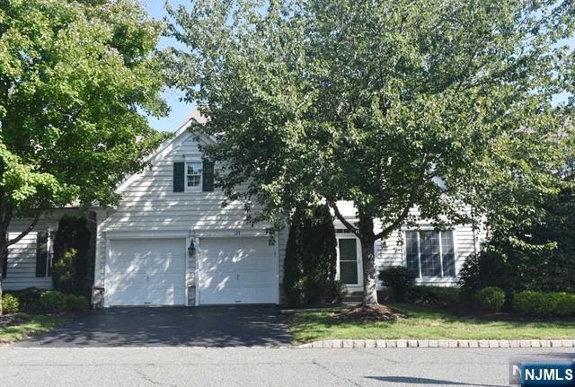 124 White Pine Ct in Paramus, NJ - Building Photo