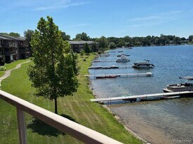 1924 Klingensmith Rd in Bloomfield Township, MI - Building Photo