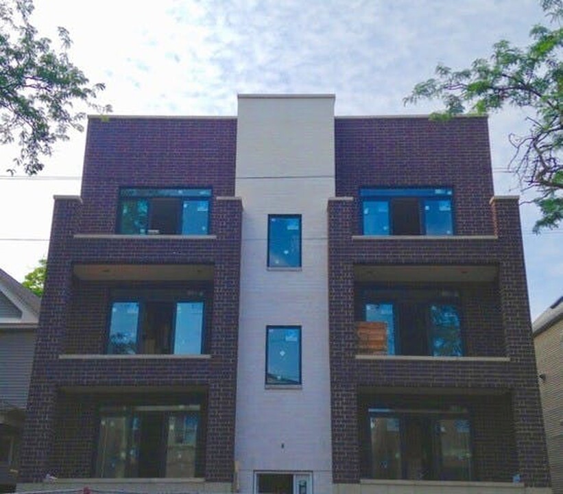 739 W Belmont Ave, Unit 2E in Chicago, IL - Building Photo