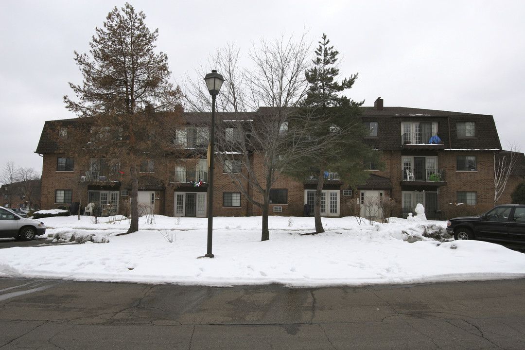 Century Point Apartments in Glendale Heights, IL - Foto de edificio