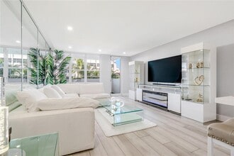 100 Lincoln Rd in Miami Beach, FL - Building Photo - Building Photo